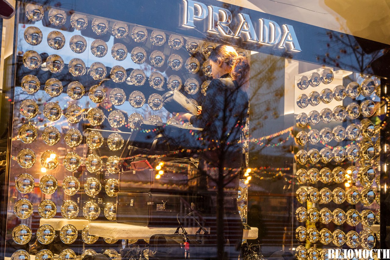 Итальянский дом моды Prada может приобрести бренд Versace. Об этом сообщила Il Sole 24 Ore со ссылкой на источники.  Возможность сделки и ее перспективы обсуждаются с инвестиционным банком Citigroup Inc., который выступает в качестве консультанта.  Развитие американского холдинга Capri Holdings, который владеет домом Versace, остановило снижение мирового спроса, особенно в Китае. Выручка бренда стремительно снижалась, поясняет издание.    Подпишитесь на «Ведомости»