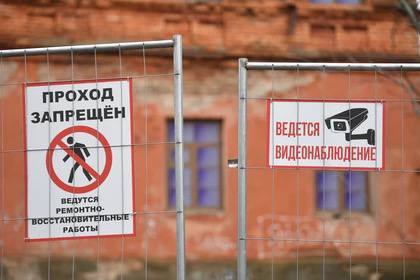 В Копейске Челябинской области объявлен новый аукцион на ремонт мемориала Книга памяти Ранее работы выполняла компания Агат но качество оказалось неудовлетворительным уже через месяц после приемки с гранитных плит начали исчезать фамилии погибших фронтовиков В итоге контракт на 7 млн рублей был расторгнут а прокуратура заинтересовалась ситуацией Теперь власти ищут исполнителя который устранит последствия халатного ремонта По условиям контракта подрядчик обязан привести мемориал в порядок и вернуть ему достойный вид Новый подрядчик должен завершить работы до 20 декабря 2025 года Начальная стоимость контракта составила 6 6 млн рублей Об этом сообщают ЕАН