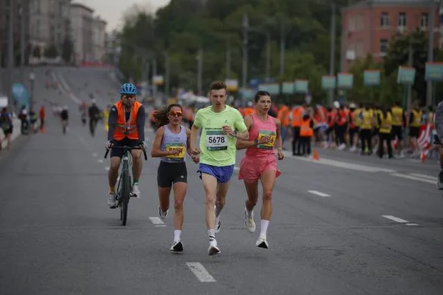 Юбилейная эстафета по Садовому кольцу стартовала в Москве В ней участвуют около 15 тысяч бегунов В программе мероприятия дистанция 15 км в индивидуальном зачёте и командная эстафета Сегодня временно будет закрыто движение на Садовом кольце в связи с проведением Московского мотофестиваля и эстафеты Садовое кольцо Для поездок в центр Дептранс рекомендовал пользоваться метро Подписаться на Говорит Москва Telegram VK МАКС