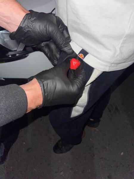 В Северной Осетии оперуполномоченные ОКОН Владикавказа задержали наркокурьера Сотрудники ОКОН Управления МВД России по г. Владикавказу задержали на ул. К. Кесаева местного жителя 1995 года рождения при попытке распространения наркотического вещества эфедрон. При личном досмотре полицейские обнаружили и изъяли сверток с веществом белого цвета. Проведенное исследование показало, что изъятое является наркотическим средством эфедрон. Общая масса изъятого наркотика рассчитана более чем на 20 разовых доз. В отношении задержанного возбуждено уголовное дело по признакам преступления, предусмотренного ч.3 ст.30 п. «г» ч. 4 ст. 228.1 УК РФ. Санкция инкриминируемой статьи предусматривает наказание в виде лишения свободы на срок до 20 лет. В отношении фигуранта избрана мера пресечения в виде заключения под стражу.