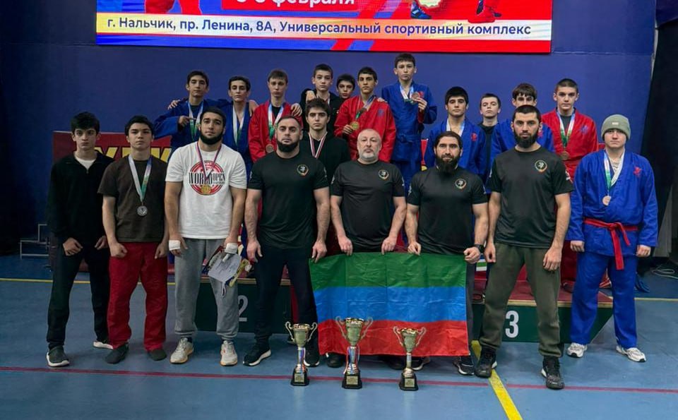 Сборная Дагестана по универсальному бою завоевала 42 награды различного достоинства по итогам соревнований округа в Нальчике Этот результат позволил дагестанской команде финишировать на втором месте в общем зачете Лидером зачета стала команда Кабардино Балкарии Дагестанские спортсмены заняли на соревнованиях семь первых 18 вторых и 17 третьих мест Победу в своих весовых и возрастных категориях одержали Ахмед Магомаев Ислам Гаирбеков Тагир Магомедов Салават Салаватов Саид Ханмагомедов Рабадан Рабаданов и Абубакр Абдулаев