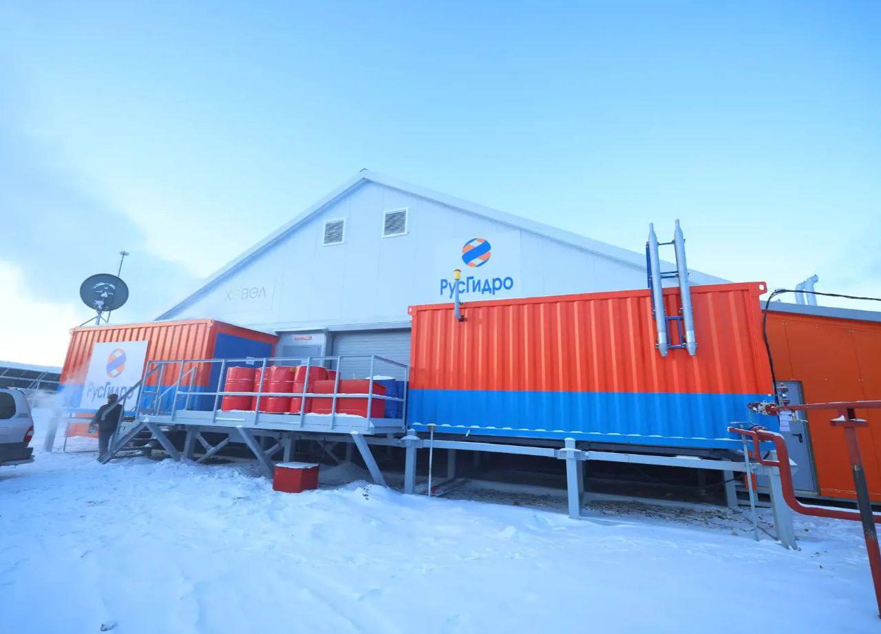 Новый гибридный энергокомплекс заменит старую дизельную станцию в Кобяйском улусе Якутии Глава Якутии Айсен Николаев в ходе рабочего выезда в Кобяйский район осмотрел ход строительства автоматизированного гибридного энергокомплекса АГЭК в посёлке Сангар По словам главы проект Сахаэнерго по энергосервисному договору поэтапно заменит старую дизельную станцию которая работает здесь с 1980 х годов часть энергии будут давать солнечные батареи а управление и контроль станут современными и автоматизированными ulusmedia Читайте нас в MAX