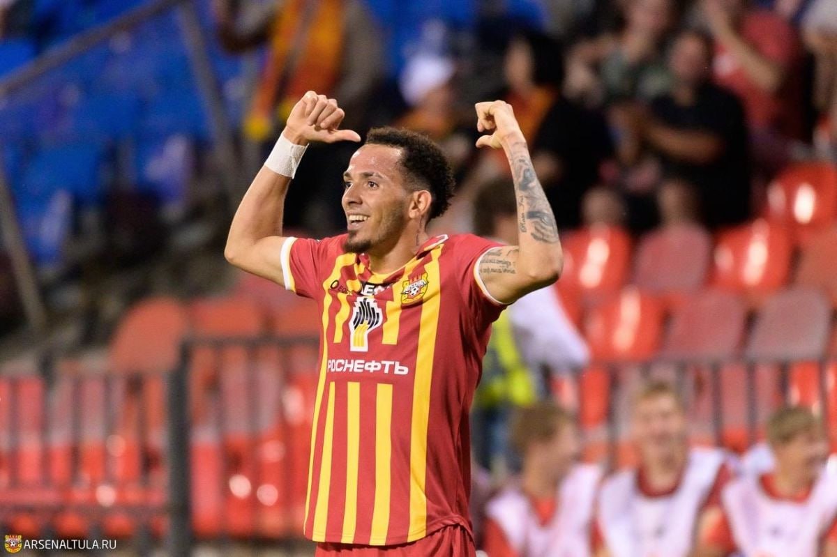 Полузащитник Арсенала Рейес не приехал на зимние сборы Полузащитник Эдарлин Рейес отказался присоединиться к оружейникам на сборах в Турции Об этом сообщает пресс служба Арсенала В клубе отметили что заранее сообщили доминиканцу дату сборов и приобрели для него билеты однако полузащитник не воссоединился с командой после зимних каникул Мы считаем что такой поступок проявление неуважения не только к клубу но и к вам нашим болельщикам ПФК Арсенал оштрафует Рейеса за неприбытие на сбор и оставляет за собой право на принятие дальнейших решений говорится в сообщении При этом красно желтые не планируют расставаться с одним из лучших игроков первой половины сезона и надеются найти компромисс с Рейесом В 16 играх в чемпионате и кубке доминиканец забил три гола и отдал пять результативных передач за полгода прибывания в клубе Фото ПФК Арсенал Тула 1  2   Подпишись на новости Мы в MАХ