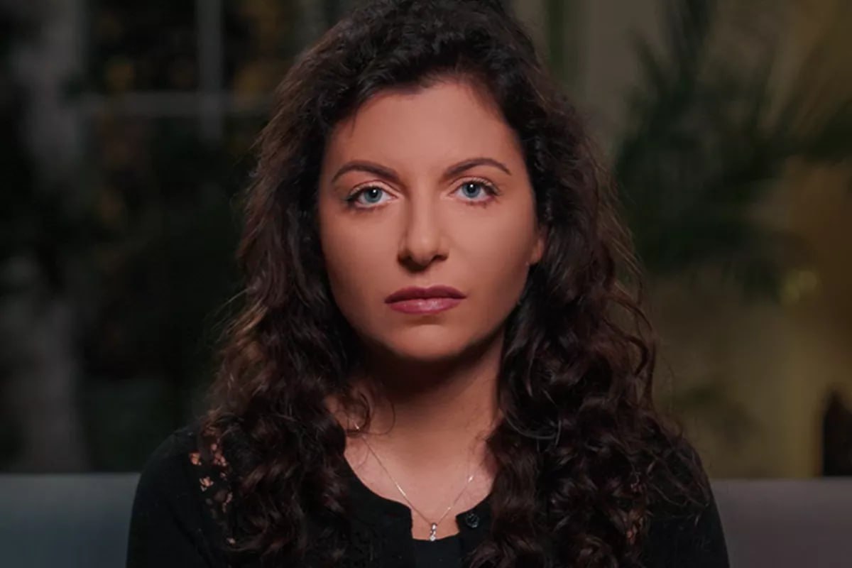 Главред телеканала RT Маргарита Симоньян учредила премию имени своего мужа Тиграна Кеосаяна На это ее вдохновила история оренбургских воспитательниц которые защитили детей от мужчины с ножом рискуя жизнью Премия в размере 1 миллиона рублей будет вручаться за подобные поступки не реже 10 раз в год сообщила Симоньян Кубанские Новости Мы в MAX