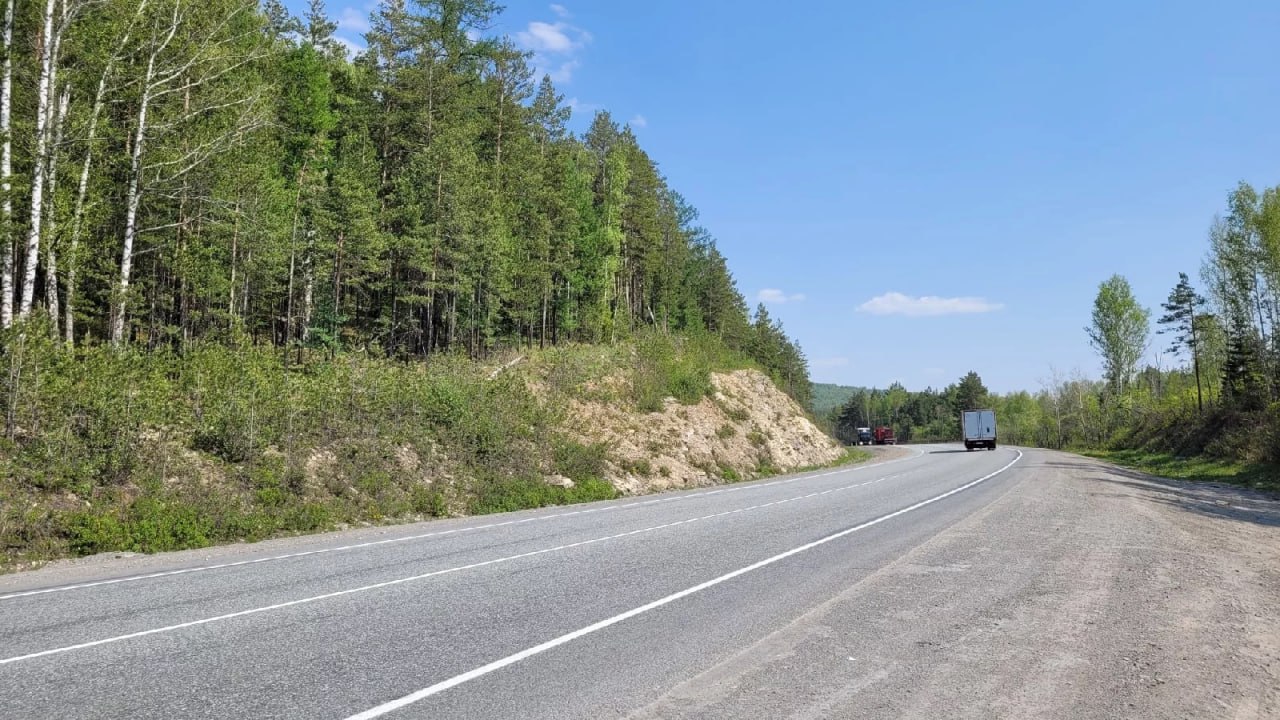 1 2 3 В Челябинской области отремонтируют 120 км трассы М5 "Урал" Об этом сообщили в управлении дорог "Южный Урал". Контракт уже заключен. Планируется отремонтировать 10 участков на дистанции от поселка Кропачево до Златоуста. "Помимо приведения к нормативному состоянию дорожного покрытия, специалисты подрядной организации смонтируют новое барьерное ограждение, а на участках трассы появятся современная разметка из термопластика и шумовые полосы, повышающие уровень безопасности движения", – прокомментировали в управлении дорог "Южный Урал". Выполнить все работы должны до середины сентября 2027 года. Фото: ГТРК "Южный Урал" Вести Южный Урал Челябинск
