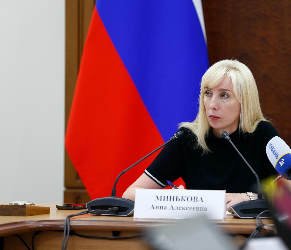 Генпрокуратура потребовала изъять у бывшего вице губернатора Кубани Анны Миньковой имущество на 330 миллионов рублей Соответствующий иск направлен в Прикубанский районный суд Краснодара Установлено что Анна Минькова в период нахождения в указанной должности приобрела объекты недвижимости на территории Краснодарского края а также транспортные средства В частности речь идет 5 земельных участках 3 жилых домах 4 квартирах и 3 нежилых помещениях общей площадью свыше 7000 квадратных метров а также 6 автомобилях стоимость которых значительно превышала ее легальные доходы сообщили в пресс службе ведомства По мнению Генпрокуратуры для сокрытия своего имущественного положения Минькова оформляла нажитые активы на своих родственников Предварительное судебное заседание по этому делу назначено на 31 марта minkovaanna23 Радио 104FМ Новая Россия Мы в МАХ