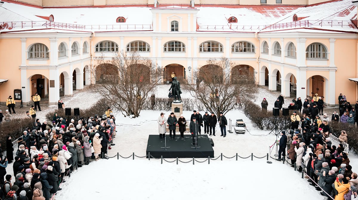 В день 189 й годовщины со дня смерти поэта Всероссийский музей Пушкина подготовил ряд традиционных мероприятий Во дворе дома на Мойке 12 состоится памятное собрание В этот день Мемориальный музей квартира поэта и музей Пушкин Жизнь и творчество работают для посетителей бесплатно