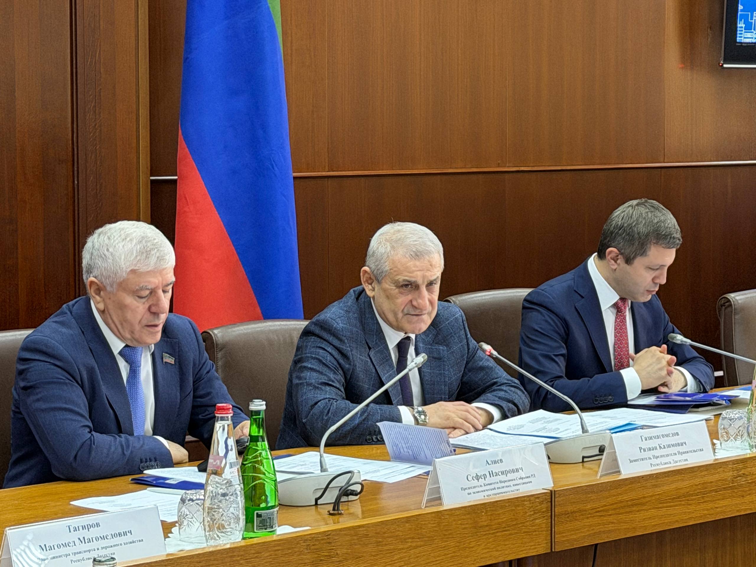 Гособоронзаказ на заводах в Дагестане за 2025 год вырос почти на 21 Об этом заявил вице премьер Ризван Газимагомедов Говоря о развитии промышленности Дагестана в 2025 году зампред отметил рост обьемов в сегменте выпуска отдельных видов легкой промышленности запуск новых производств в сегменте стройматериалов и др Говоря об оборонзаказе Газимагомедов привел итоговую цифру объема в 14 5 млрд рублей по итогам 2025 года Главным индикатором как заявил докладчик является отгрузка промышленной продукции В этом направлении рост составил почти 11 или 108 6 млрд рублей