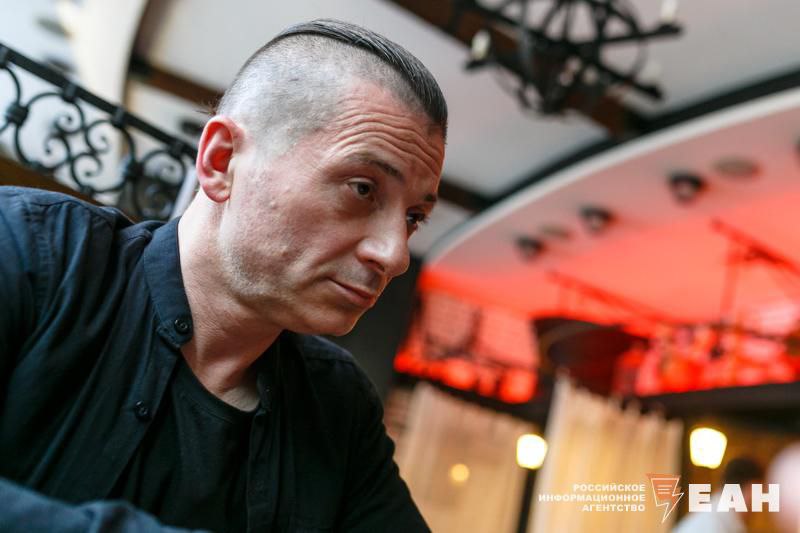 Вадим Самойлов опроверг воссоединение с братом ради совместного концерта в Лужниках В беседе с ЕАН музыкант сообщил что на данный момент возвращение к составу Агаты Кристи где будет и он и Глеб Самойлов невозможно Мой директор как профессионал грамотно оценил гипотезу большой площадки чисто теоретически На практике в настоящий момент это абсолютно невозможно до тех пор пока Глеб Рудольфович не придет в состояние ясности и не переоценит свои взгляды на жизнь заявил музыкант Также Вадим подчеркнул что его брат находится под влиянием своего директора Дмитрия Хакимова Он не контролирует собственную жизнь К сожалению пока мой брат находится под тотальным контролем и управлением своего так называемого директора Дмитрия Хакимова ранее публичного а ныне скрытого поклонника нацизма и власовца отметил Вадим Самойлов EanNews