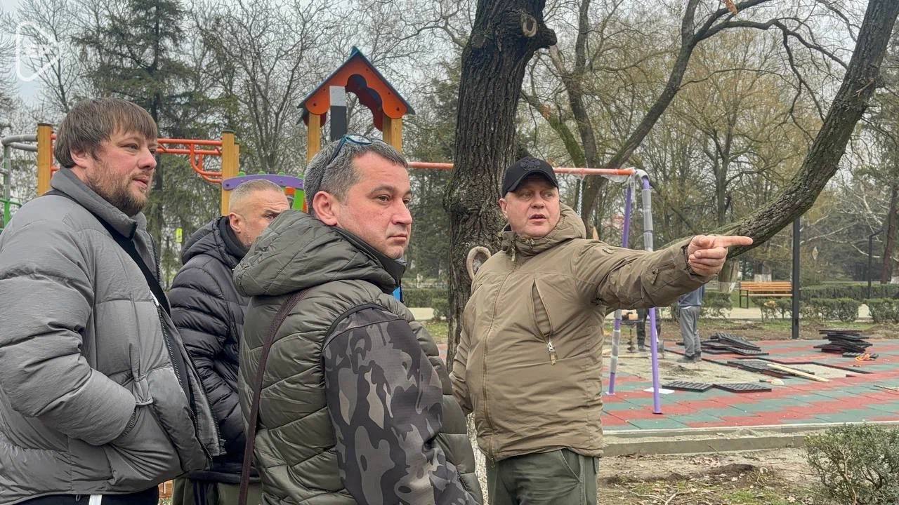 Строители завершат благоустройство парка в Чаплынке, включенного в народную программу Единой России в Херсонской области к середине января  Проект включает усовершенствованное покрытие на детских площадках, дополнительное освещение, отсыпку грунтом, лавочки с урнами и наличие красивой фотозоны – кареты.     Сам проект парка несколько раз корректировали с учетом пожеланий жителей. Как строители проводят благоустройство и укладываются ли в график, проверил сенатор, секретарь регионального отделения партии «Единая Россия» Игорь Кастюкевич вместе с представителями местной власти.   «Благоустройство территории – одна из важных составляющих жизни. Хочется, чтобы в каждом населенном пункте Херсонской области была какая-то изюминка. Первоначально планировали что парк будет заасфальтирован в итоге приняли решение полностью застелить здесь плитку. Плюс везде будет подсыпан грунт. Увеличили количество фонарей. Здесь есть памятник воинам афганцам, его отреставрируют. Строители уже приступают к работам. Ну и конечно мечта, это и моя мечта и всех жителей Чаплынки, водонапорную башню, которая здесь расположена рядом, привести в порядок», - подчеркнул Игорь Кастюкевич.    Учтут и еще одно пожелание жителей - в тех парках, которые открывают по народной программе «Единой России», установят уличные библиотеки.  Парковую территорию в Чаплынке начали благоустраивать по народной программе партии в рамках партийного проекта «Городская среда» и федеральному проекту «Формирование комфортной городской среды» осенью прошлого года.  #ЕдинаяРоссия #ЕР84