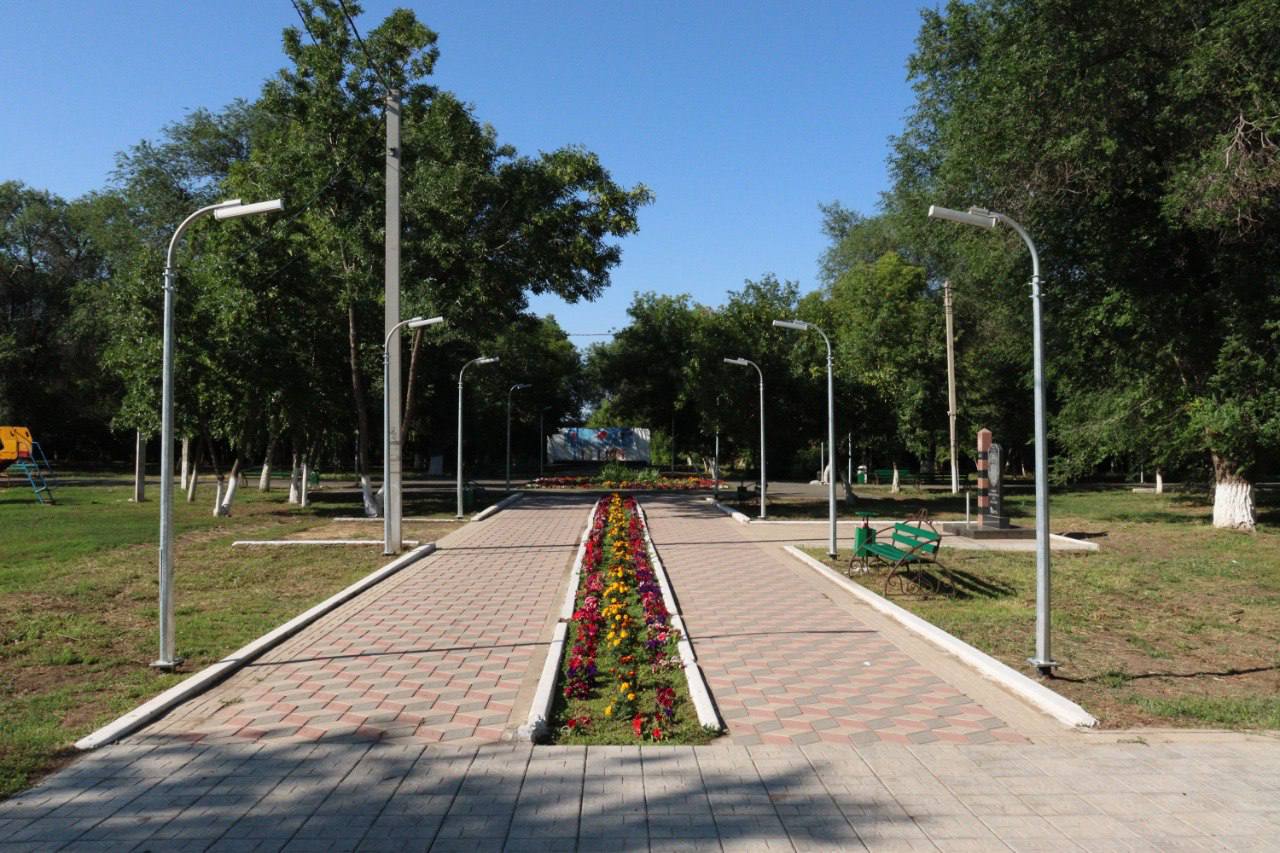 В Акбулаке завершили благоустройство парка Победы Работы проведены в рамках федерального проекта «Формирование комфортной городской среды» национального проекта «Инфраструктура для жизни». В парке установлено новое ограждение, оборудована парковка для велосипедов, смонтирована новая сцена, появились лавочки и освещение. Установлены малые архитектурные формы. Объект полностью принят в эксплуатацию. Еще один объект – в селе Беляевка Беляевского района – находится в высокой степени готовности. Здесь благоустраивается пешеходная зона на ул. Советской в районе дома № 46. Проектом предусмотрено зонирование территории: создание места для отдыха, прогулочной дорожки, оборудование парковки для автомобилей. Зоны разделены цветниками. Также планируется установка скамеек и урн. Всего в этом году в Оренбуржье благодаря нацпроекту «Инфраструктура для жизни» современными и комфортными станут 18 общественных пространств в 16 муниципалитетах, в том числе 14 победителей всероссийского голосования 2024 года. Работы активно идут в Оренбурге, Новотроицке, Орске, Ясном, Нежинке, Бугуруслане, Гае, Кувандыке, Сорочинске, Медногорске, Светлом, Бузулуке, Соль-Илецке, Абдулино. За время реализации нацпроекта в Оренбургской области появилось 394 современных и комфортных места для отдыха, прогулок и занятий спортом.