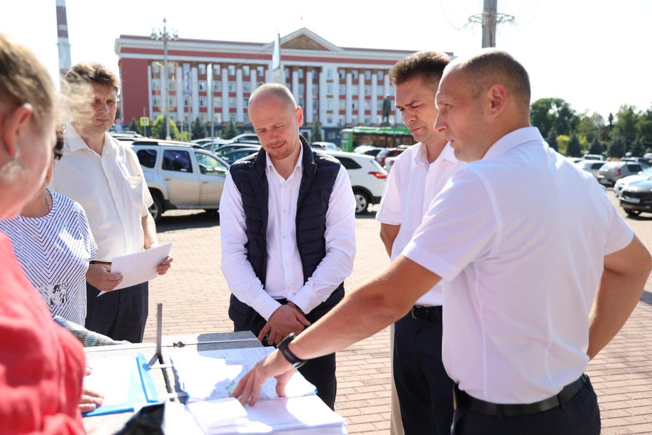 В Курске начинается благоустройство в сквере у Главпочтамта  Основные работы будут завершены до 15 сентября. На это время вся территория будет ограждена. Вход в Главпочтамт будет со стороны улиц Марата и Урицкого.