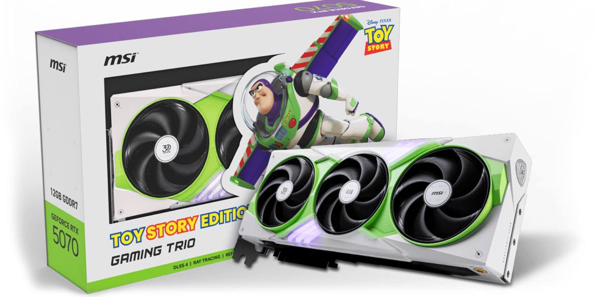 MSI выпустила компьютерные комплектующие к 30-летию «Истории игрушек» -RTX 5070 Gaming Trio оформлена под Базза Лайтера. -Материнская плата Z890 Gaming Plus — в стилистике шерифа Вуди. -AIO-система жидкостного охлаждения украшена инопланетянами из Pizza Planet. -Корпус MAG PANO 110R напоминает автомат с клешнёй, отсылая к сцене из первого фильма. Стоимость готовой сборки составляет 80 900 тайваньских долларов ≈213 800 рублей . Всего компания выпустит 500 таких ПК, купить их пока можно только на тайваньском рынке