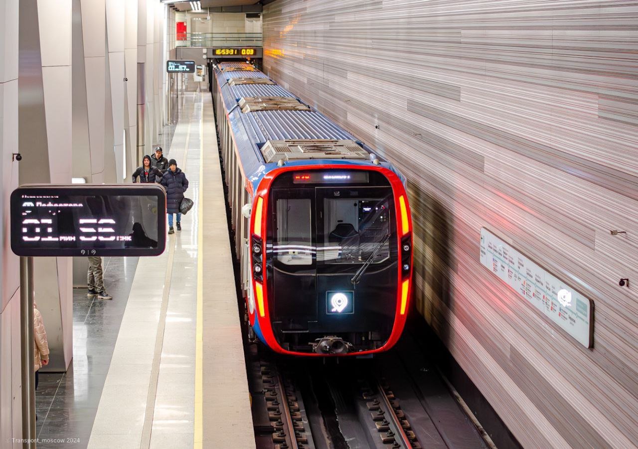 В московском метро ночью будет курсировать беспилотный поезд!  Заместитель мэра Москвы по вопросам транспорта и промышленности Максим Ликсутов сообщил журналистам, что беспилотный поезд будет курсировать ночью. На первом этапе поезд будет работать без пассажиров, но с машинистом. Это будет специально дооборудованный поезд «Москва-2020»    Инновационный поезд будет ходить по БКЛ  уже в этом году. В дальнейшем эту технологию планируется внедрить и на других линиях.  Фото:    Подписаться - МетроNews . Метро Москвы