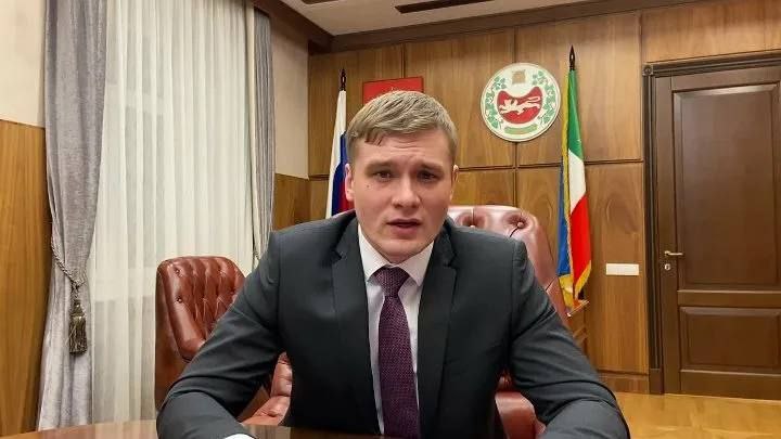 Глава Хакасии подал в суд на подконтрольный «Единой России» парламент Губернатор Валентин Коновалов, выдвинувшийся от КПРФ, обратился в Верховный суд республики с требованием признать ничтожным закон о межбюджетных отношениях, который был принят парламентом против его воли. Ранее коммунист отказался подписывать документ, однако подконтрольный ЕР Верховный совет преодолел губернаторское вето. Если суд встанет на сторону исполнительной власти, то у Коновалова появится основание для роспуска парламента. Также спорной темой является реформа местного самоуправления. Валентин Коновалов настаивает на сохранении двухуровневой системы, тогда как депутаты от ЕР уже внесли законопроект о переходе на одноуровневую. Выборный