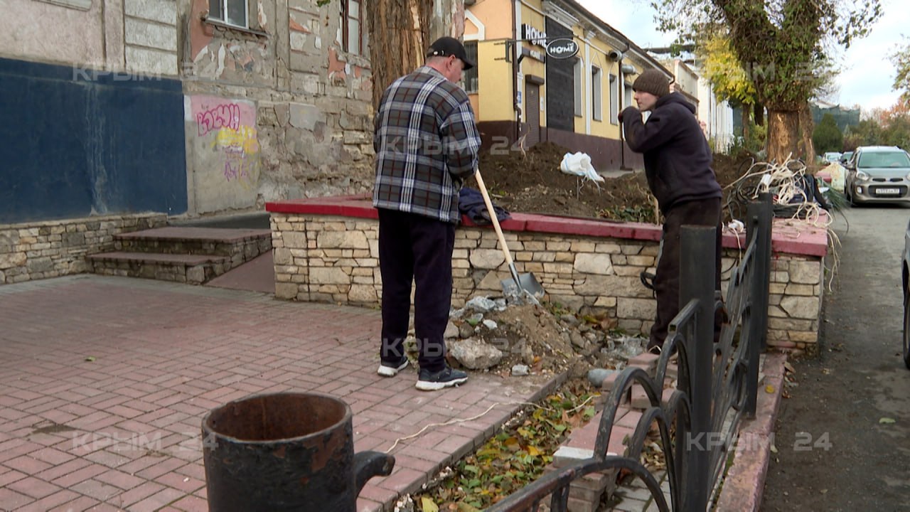 8 фонарей установят на улице Театральной в Керчи до конца декабря.  На это выделили 1.5 миллиона рублей из муниципального бюджета. Сейчас строители готовят траншеи на тротуарах и клумбах. Им предстоит протянуть 100 метров кабеля, смонтировать опоры и подключить оборудование.     Написать в редакцию: kerch24 .tv Керчь 24