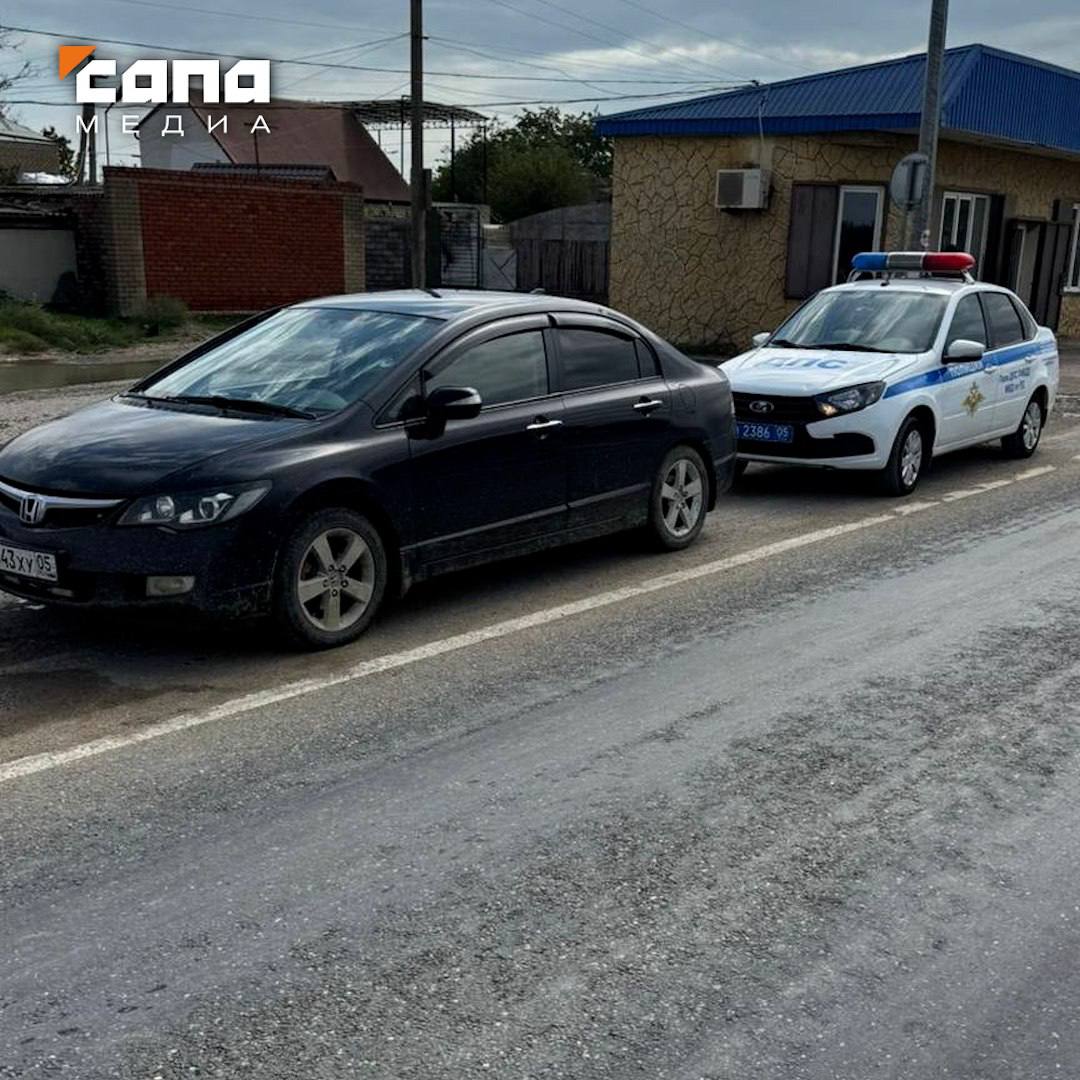 В Дагестане водитель прокатил Человека паука танцующего на капоте машины По затопленной улице Махачкалы проехал автомобиль с человеком в костюме супергероя на капоте Ролик с танцем необычного пассажира разошелся по Сети Видео отсылало зрителей к мему с мальчиком танцующим на носу лодки во время традиционных гонок в Индонезии   Правоохранители не оценили задумку блогеров Как сообщает Госавтоинспекция Дагестана 33 летнего водителя привлекли к административной ответственности за перевозку человека вне кабины автомобиля Сам мужчина после этого заявил что оценивает свой поступок плохо и повторять его не будет Подписывайся на Сапа Кавказ