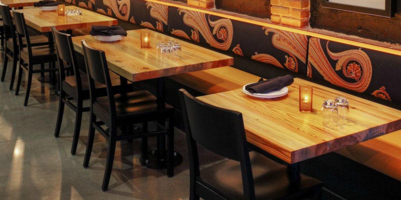 Власти предупредили владельцев точек общепита о недопустимости принуждать посетителей к использованию дополнительных услуг на фоне роста числа жалоб потребителей на то что в некоторых ресторанах и кафе кроме стоимости блюд включают в счет дополнительную плату в виде денег за обслуживание которые варьируются от 10 до 15 а в некоторых местах составляют даже 20 Оставьте комментарий