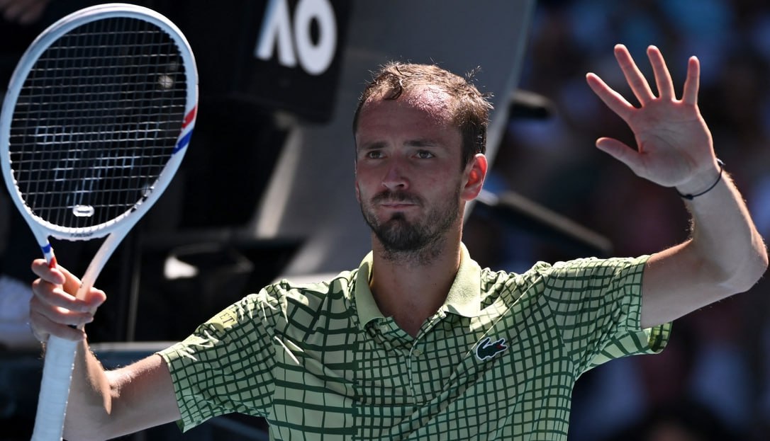 Российский теннисист Даниил Медведев вышел в четвертый круг Открытого чемпионата Австралии 2026 Его соперником был венгр Фабиан Марожан Встреча продолжалась 3 часа 46 минут и завершилась со счетом 6 7 5 7 4 6 7 5 6 0 6 3 В четвертом круге Медведев встретится с американцем Ленером Тьеном