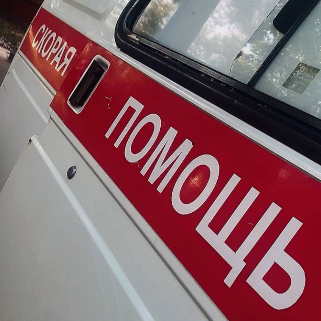 В Серове мать чуть не «сварила» годовалого ребёнка в машине В тридцатиградусную жару молодая мама оставила годовалого малыша одного в запертом автомобиле, отправившись по своим делам. Вернувшись, женщина обнаружила, что машина заблокировалась, а внутри, в раскалённом салоне, плачет малыш. Температура в машине достигла +50°C — пожарные пытались снизить температуру внутри, поливая автомобиль водой. После настоятельных рекомендаций фельдшеров, пожарные разбили стекло специальными инструментами и спасли ребёнка. Новости Екб тут