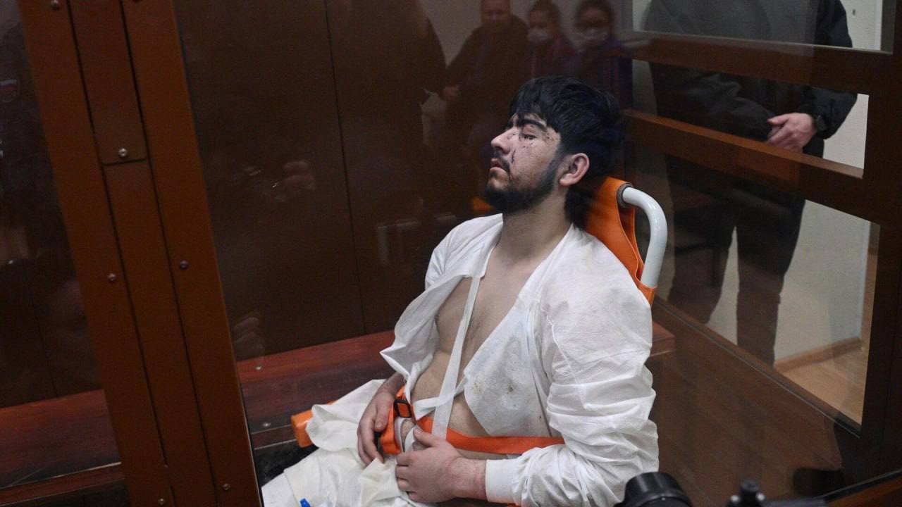 Террорист из Крокуса пожаловался на жестокое задержание он упал с дерева 23 марта 2024 года после теракта часть террористов сбежала в лес Боевик Мухаммадсобир Файзов залез на дерево на высоту около 15 20 метров его нашли тепловизором Он не реагировал ни на крики ни на выстрелы в воздух тогда силовики вызвали лесника и спилили дерево бензопилой Террорист упал с высоты в суд его привезли на каталке Теперь защита 19 летнего Мухаммадсобира Файзова готовит жалобу на силовиков их не устраивает то что силовики не уговаривали боевика слезать а просто опустили его на землю Как считаете справедливо мало было ему просто упасть еще наглости хватает жаловаться могли там же просто застрелить Присылай новости ng72 bot NashGorodru Читать нас в MAX