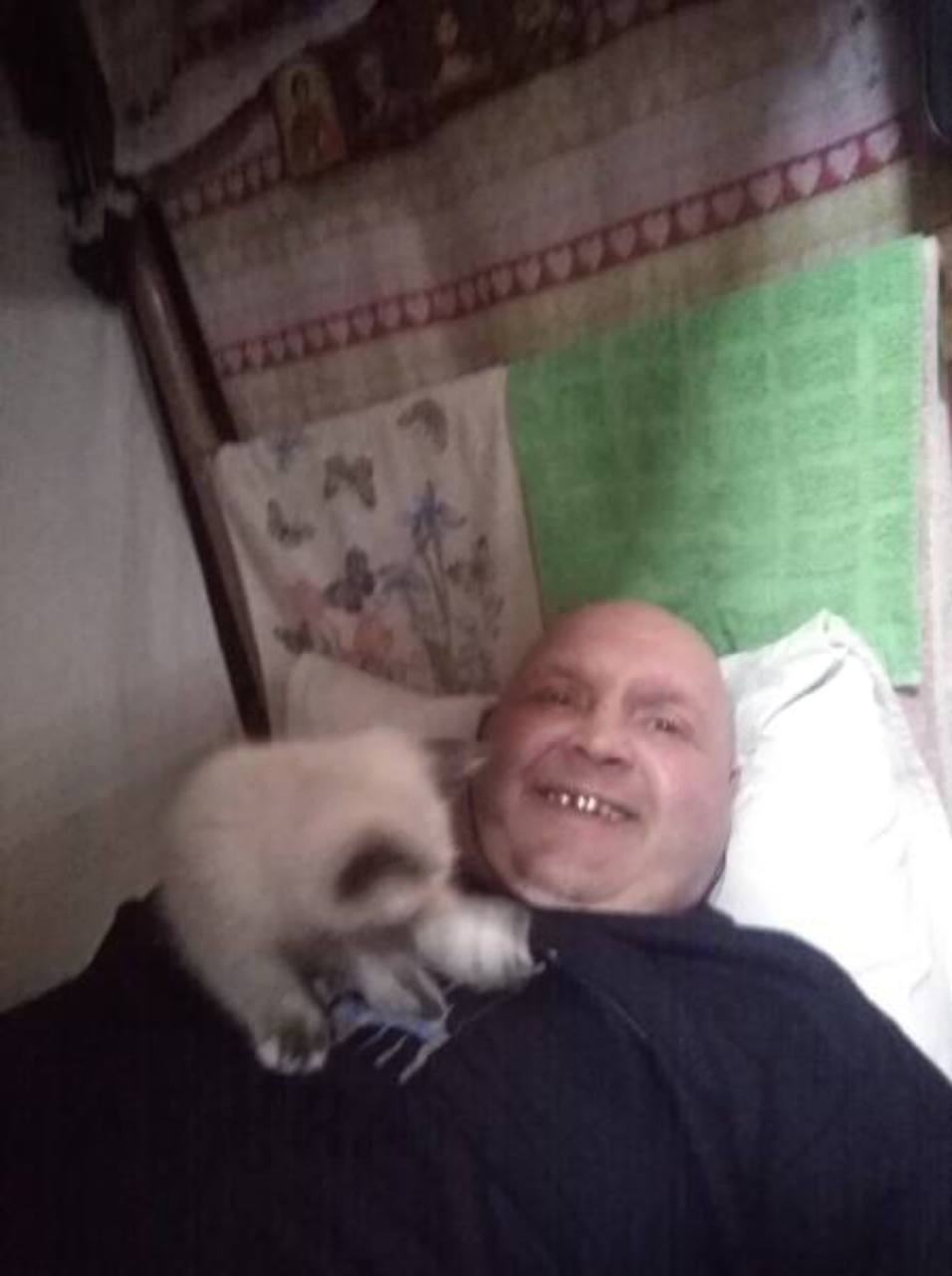 Помилованный Путиным ветеран «СВО» попытался изнасиловать 14-летнюю девочку в Пермском крае В Большесосновском районе Пермского края 49-летний Анатолий Тюленев, бывший наемник ЧВК «Вагнер» и помилованный президентом РФ Владимиром Путиным, попытался изнасиловать 14-летнюю внучку своего соседа. Инцидент произошел 6 июля 2025 года. Девятиклассница из Удмуртии приехала на летние каникулы к своему деду. Тюленев, проживающий по соседству, пригласил девочку к себе, где напоил ее алкоголем, после чего отвел домой. Ночью она проснулась от того, что Тюленев находился в ее доме у кровати и прикасался к ней. Испуганная девочка выбежала из дома и вызвала полицию. В это время ее дед спал и не заметил происходящего. На следующий день Тюленева привлекли к административной ответственности за вовлечение несовершеннолетней в употребление алкоголя ч. 1 ст. 6.10 КоАП РФ . Позже против него возбудили уголовное дело по статье о развратных действиях в отношении лица младше 16 лет ч. 1 ст. 135 УК РФ .Ветерана отпустили под подписку о невыезде. Тюленев ранее был осужден в 2016 году на 16 лет лишения свободы за причинение тяжкого вреда здоровью, повлекшего смерть, и другие преступления. Он отбывал срок в колонии в Соликамске, но в мае 2023 года присоединился к ЧВК «Вагнер» и отправился на войну в Украину. После ранения его комиссовали, а затем помиловали указом президента. Подписаться Прислать новость