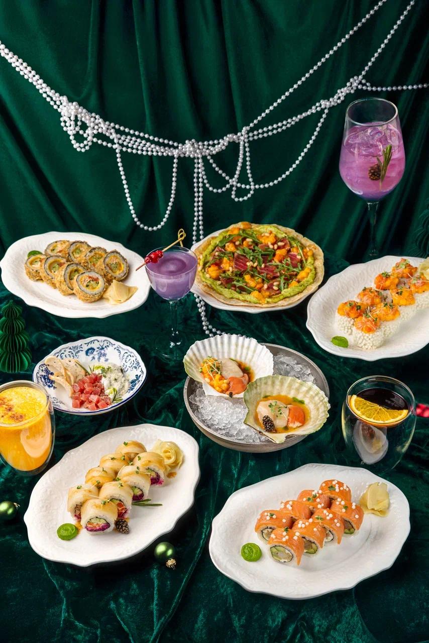 Роллы Селёдка под шубой и другие блюда в новогоднем меню Честной рыбы Москвичи кажется дошли до точки гастрономического безумия и мы это горячо одобряем Честная Рыба запустили зимнее меню где новогодние ассоциации превращаются в смелые блюда тут и гребешки с хурмой и еловым маслом и тунцовый тартар под трюфельным кремом и барабанная дробь ролл Масляная в шубе с копчёной рыбой свёклой и морковью А еще два новогодних сета Ирония судьбы и Один дома Пробовать будем Подписаться Мама я в Москве