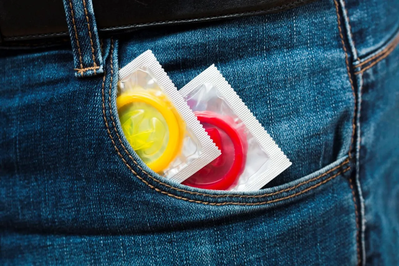 Презервативы Durex One и Carex подорожают на 30 из за войны в Иране Конфликт и закрытие Ормузского пролива привели к повышению стоимости компонентов аммиака этанола силиконового масла латекса и натурального каучука Фото freepik com