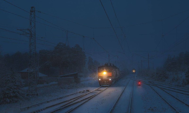 В Алтайском крае поезд сбил насмерть мужчину На перегоне станций Озерки Цаплино грузовой поезд травмировал 40 летнего жителя Барнаула Мужчина пренебрегая правилами безопасности шёл в опасной близости от путей Несмотря на попытки локомотивной бригады предотвратить столкновение пострадавшего задело выступающими частями состава Мужчину доставили в Тальменскую больницу где он позже скончался от полученных травм Собранные материалы направлены в следственное управление для дальнейшей проверки сообщает Транспортная полиция Сибири