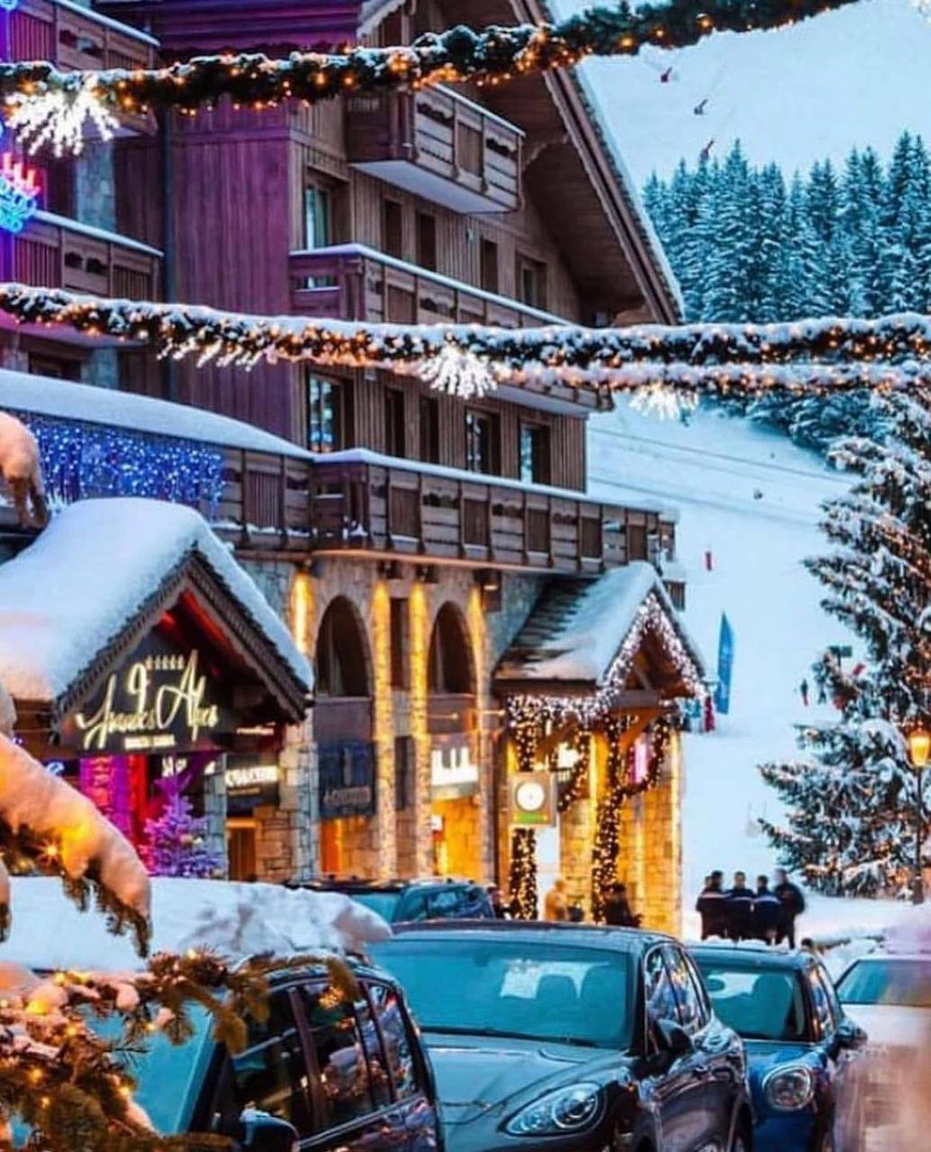 Куршевель в огне 27 января вечером в Куршевеле 1850 во Франции вспыхнул крупный пожар в легендарном пятизвездочном отеле Hôtel des Grandes Alpes первом отеле курорта открытом в 1948 году Шарлем Дювуассом одновременно с запуском первого подъемника Возгорание началось под крышей здания где сложная конструкция перекрытий и толстый снежный покров сильно затруднили тушение К утру 28 января огонь еще не был локализован полностью сохранялась угроза для соседних строений Пожарные эвакуировали 279 постояльцев и персонала их временно разместили в других отелях курорта Никто из спасенных не получил серьезных травм На тушение бросили 60 пожарных и около 50 единиц техники собранных из окрестных районов Савойи несмотря на горную местность силы стянули оперативно Кстати отель Le Strato где тусовались Собчак и другие промофигуры скандальной акции обувной сети Rendez Vous находится всего в 300 метрах от сгоревшего Grandes Alpes