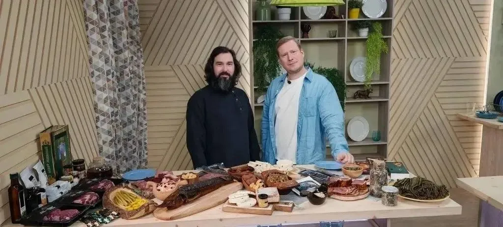 Алтайские продукты представили на телеканале Еда Гастрономические бренды Алтайского края мясо говядины и марала копченую осетрину сыры папоротник орляк мед вяленый крыжовник продукцию из амаранта конфеты Птичье молоко травяные чаи представил в телевизионной программе География на вкус владелец и бренд шеф кейтеринговой компании Гриль Сибирь основатель Дома Сибирского чаепития и гастробара Маяк участник проекта Гастрономическая карта России ресторатор из Бийска Андрей Мытник Программа ведущим которой выступил известный шеф повар Пётр Гутницкий вышла в эфир телеканала Еда 30 апреля Андрей Мытник приготовил блюда из алтайских продуктов скоблянку с томлёной мраморной говядиной и сбитень с мёдом и облепихой Для меня было важно рассказать о скоблянке как о блюде которое передаётся из поколения в поколение в нашей семье Его готовила моя мама которая в свою очередь переняла этот рецепт у своей бабушки Для меня скоблянка это не просто еда а связь с корнями Также рассказывал про родные места горные реки бескрайние степи целебные травы которые и задают вкус местной кухне Было невероятно волнительно делиться частичкой Алтая с большой аудиторией поделился ресторатор Андрей Мытник давно и последовательно продвигает блюда русской кухни из алтайских продуктов является организатором первого фестиваля еды в Бийске и гастрофестиваля Мясной замес в селе Дружба Целинного района участником и организатором фестивалей в том числе семейного фестиваля Алтайские бренды Продукты для здоровья исполнителем концепции корнера Алтай Мясо в Доме российской кухни на ВДНХ в рамках Международной выставки форума Россия В прошлом году ресторатор запустил новый проект Дом сибирского чаепития в Бийске где возрождает традиции сибирского чаепития Источник официальный сайт Алтайского края ТГ ВК ОК MAX
