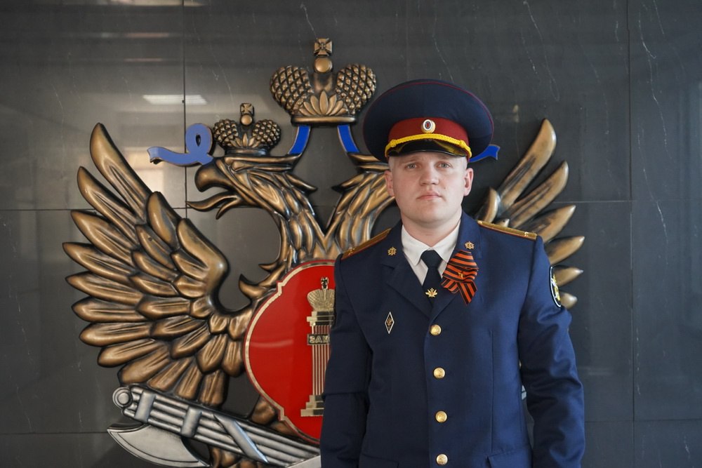Иркутянина будут судить за похищение женщины  Инцидент произошёл В Иркутске вечером 19 июня у дома на улице Лермонтова.  34-летний мужчина подкараулил женщину, вытащил её из подъезда и насильно усадил в машину, за рулём которой был его приятель. В машине он угрожал жертве и вёл себя агрессивно.  Во время движения девушке удалось открыть дверь и начать звать на помощь. Её крики услышал сотрудник ИК-6 Ян Казанцев, ехавший следом. Он начал мигать фарами, а затем вынудил автомобиль остановиться.  — После остановки из машины выбежала девушка, лицо которой было в крови. Прикрыв женщину собой, Ян Казанцев вызвал на место происшествия полицию и успокоил потерпевшую, — говорится в сообщении пресс-службы ГУФСИН по Иркутской области.  Злоумышленник попытался скрыться, но его задержали. По данным источника  , иркутянин пошел на это из ревности. Возлюбленная отшила его, а после этого он увидел, как какой-то мужчина подвез его бывшую до дома. Это стало последней каплей и в тот же вечер он решился на похищение.  Уголовное дело направлено в Свердловский районный суд.    пресс-служба ГУФСИН по Иркутской области