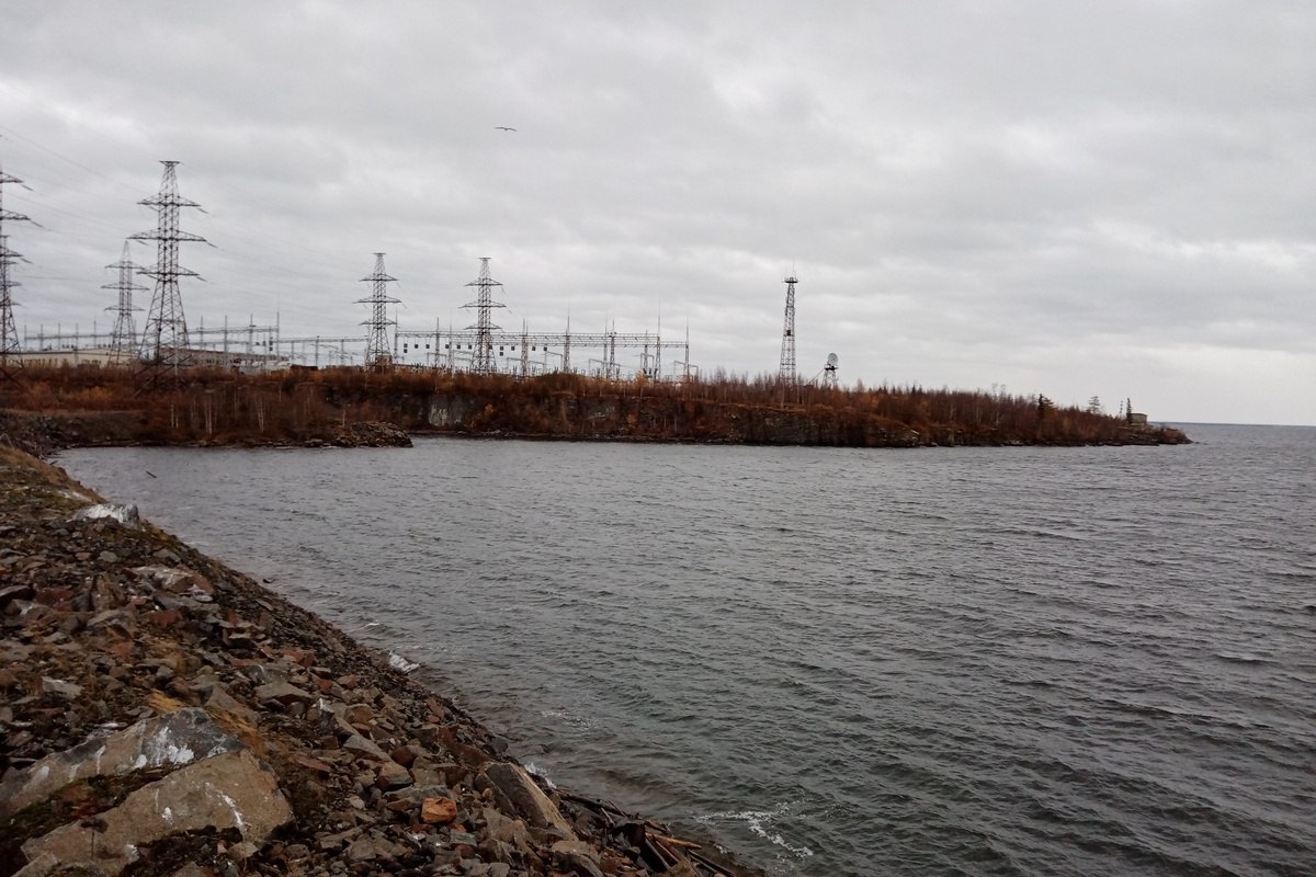 На севере Красноярского края после крушения лодки казанки завели уголовное дело Напомним что 27 сентября пять человек плыли по Хантайскому озеру на лодке Казанка 3М Возраст пассажиров от 19 до 35 лет Был сильный шторм связь с лодкой пропала Спустя некоторое время было обнаружено тело одного из пропавших Судьба остальных на сегодняшний день пока неизвестна Не найдена и лодка Озеро Хантайское является третьим по глубине в России уступает только Байкалу и Каспийскому морю Его глубина достигает 420 метров Подписаться на kpkrsk