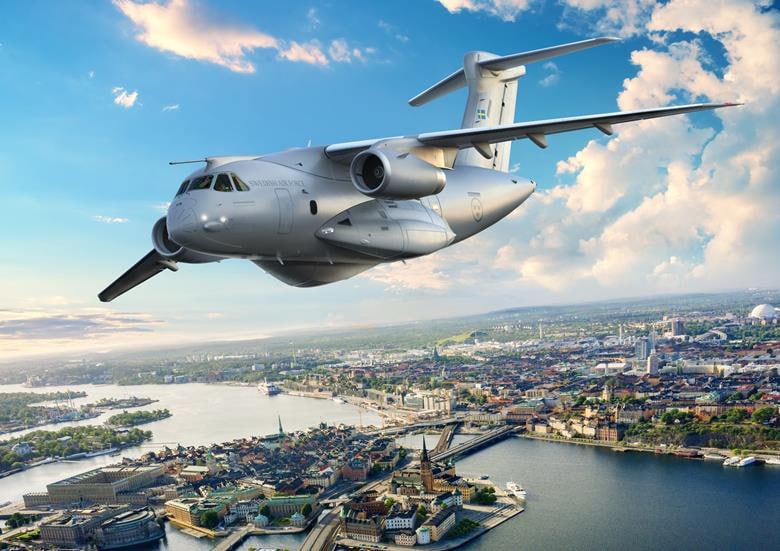 C/КС-390 покорил уже 10 стран — Embraer удваивает производство Бразильский военно-транспортный самолёт становится одним из самых востребованных в своём классе. За несколько лет эксплуатации его заказали уже 10 государств, что превзошло самые смелые ожидания производителя. Сейчас Embraer готовит к поставке пяти машин для стольких же заказчиков в 2025 году: ВВС Бразилии получат очередной самолёт из 19 заказанных Португалия дополнит свой парк уже третьим из шести заказанных аппаратов + + Венгрия, Южная Корея и ещё один нераскрытый покупатель получат свои первые машины. Последняя поставка состоялась в сентябре 2024 года — это был седьмой C-390 для бразильских военных. Успех программы заставил компанию пересмотреть производственные планы. Если сейчас завод выпускает около 5 самолётов в год, то к 2030 году планируется довести ежегодное производство до 10 машин. Для этого Embraer изучает возможности открытия новых линий сборки в Индии, США, Польше или Саудовской Аравии. Последним к "клубу C-390" присоединилась Швеция, заказавшая четыре самолёта в рамках совместной европейской программы с Нидерландами и Австрией. Такой подход позволяет снизить стоимость и ускорить поставки для всех участников. Embraer Defense & Security / Brazilian air force #Постфактум Онлайн-проект eMAKS