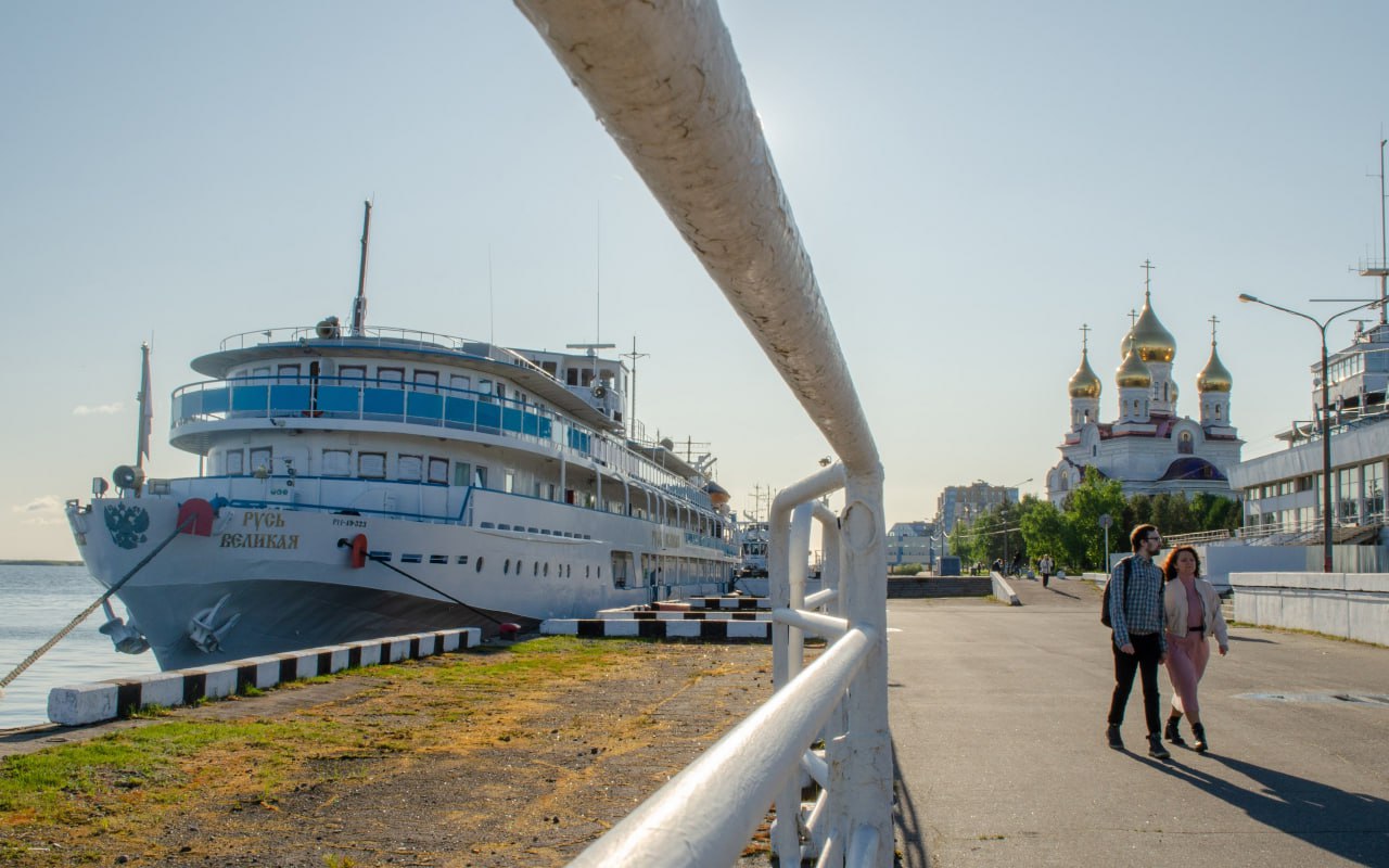 Теплоход «Русь Великая» привёз туристов в Архангельскую область «Русь Великая» открыла сезон круизов по Белому морю и Северной Двине: в свой первый в этом году рейс теплоход отправился 24 мая из Санкт-Петербурга. В программе – посещение Соловецкого архипелага, Архангельска, Северодвинска и Малых Корел. В этом сезоне лайнер ещё не раз посетит областной центр и знаменитые Соловецкие острова.