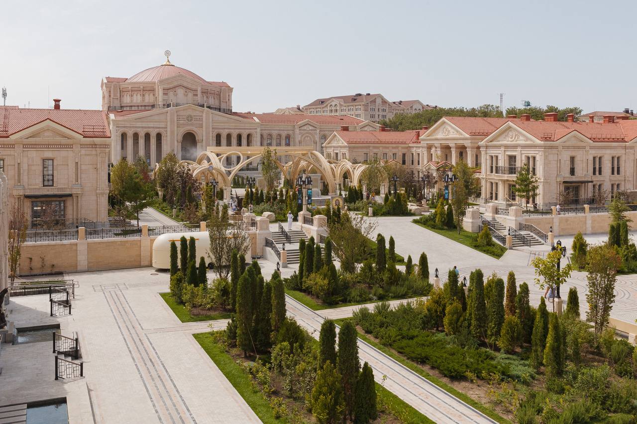 ОФИЦИАЛЬНО Правительство выделило дополнительное финансирование на обеспечение работы музейно храмового комплекса Новый Херсонес Порядка 700 млн рублей будет дополнительно направлено из федерального бюджета на обеспечение работы музейно храмового комплекса Новый Херсонес Распоряжение об этом подписано С помощью выделенных средств будут профинансированы расходы комплекса в 2025 году в том числе связанные с обеспечением деятельности подготовкой и созданием новых экспозиций обеспечением безопасности Музейно храмовый комплекс Новый Херсонес был возведён в Севастополе по поручению Президента Комплекс включает Свято Владимирский собор три музея посвящённые христианству античности и Византии Крыму и Новороссии а также амфитеатр под открытым небом тематические парки и усадьбы Источник портал Правительства РФ