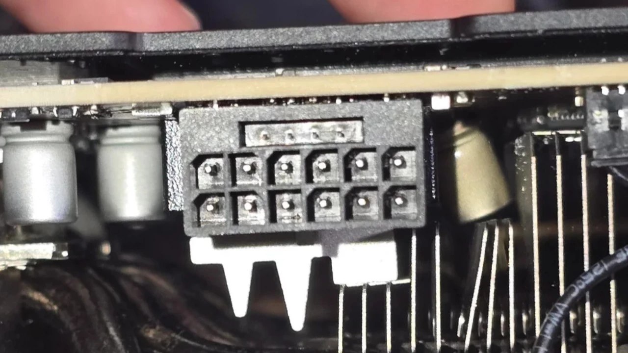 Эта RTX 5090 немного взорвалась но разъем питания тут не виноват Пользователь Reddit с ником RoboDogRush поделился тем что произошло с его PNY RTX 5090 ARGB OC www goha ru eta rtx 5090 nemnogo vzorvalas no razem pitaniya tut ne vinovat l9qyQ1