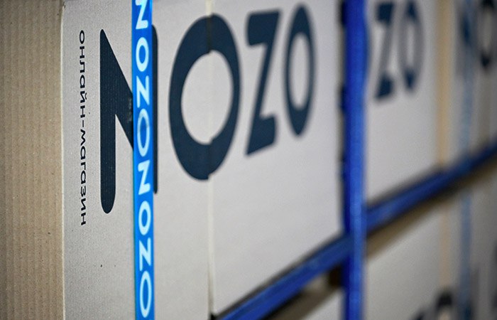 Акционеры Ozon утвердили дивиденды в 143 55 рубля на акцию Акционеры МКПАО Озон на внеочередном собрании 10 декабря утвердили первые в истории компании дивиденды в размере 143 55 рубля на акцию сообщила компания Общая сумма выплат составит 30 млрд рублей Дата закрытия реестра акционеров имеющих право на получение дивидендов 22 декабря Кроме того акционеры утвердили решения связанные с эмиссией акций для мотивационной программы сотрудников и уменьшением уставного капитала МКПАО Озон на такое же количество обыкновенных акций Речь идет об эмиссии и погашении 7 млн 421 тыс 626 обыкновенных акций ifax go