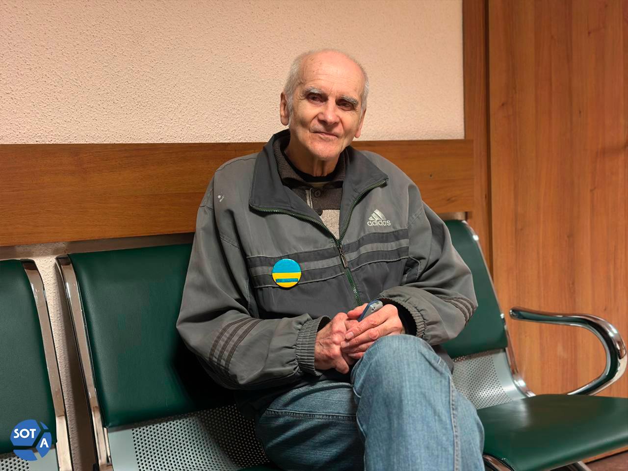 Пенсионера задержанного в Левашово за желто синий значок оштрафовали на 30 тысяч рублей по протоколу о дискредитации армии Выборгский суд Петербурга признал Михаила Пушницкого виновным в дискредитации армии и назначил ему штраф в размере 30 тысяч рублей На заседании 78 летний мужчина настаивал что каждый человек имеет право выражать свое мнение ненасильственным способом Дискредитацию армии он в своих действиях не видит Пушницкий отказался от адвоката Все равно не помогло бы сказал он нашему корреспонденту Фото SOTAvision Подпишитесь на SOTAvision новости из России без цензуры и пропаганды