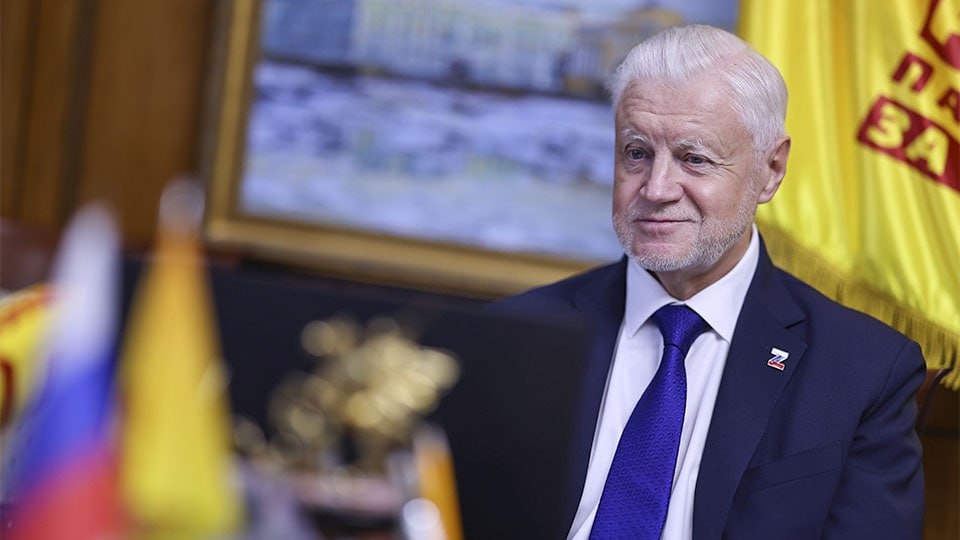 Лидер партии Справедливая Россия глава думской фракции Сергей Миронов предложил ввести административную ответственность за оскорбление школьных учителей Наша партия предлагает ввести административную ответственность за оскорбление педагогов Главная цель не наказать виновных а предотвратить возникновение конфликтной ситуации сказал Миронов Он отметил что российское законодательство предусматривает ответственность за оскорбление представителя власти но не за оскорбление учителей По мнению политика такая ситуация несправедлива Раздухарившиеся подростки нередко специально выводят педагогов на конфликт снимают отдельные моменты на видео и выкладывают в сеть чтобы представить учителя виноватым считает Миронов По его словам сложившаяся ситуация приводит к оттоку педагогов Люди выполняют важнейшую государственную задачу но не чувствуют никакой защиты со стороны государства добавил лидер партии Ранее стало известно что Минпросвещения утвердило пять этапов действий на случай конфликтной ситуации для руководителей образовательных организаций