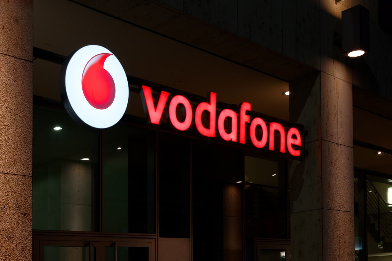 Массовый сбой Vodafone тысячи пользователей остались без интернета Сбой в сети Vodafone оставил без интернета почти 140 тыс человек Первые жалобы появились в понедельник 13 октября около 15 00 У пользователей возникли проблемы с домашним интернетом мобильной связью доступом к сайту и приложению провайдера служба поддержки также оказалась недоступна уточняет The Sun Позднее представитель компании подтвердил наличие неисправностей и заявил что специалисты работают над их устранением Клиенты могут рассчитывать на компенсацию Провайдеры участвующие в программе регулятора Ofcom обязаны платить 8 фунтов за каждый день сбоев если проблема остается нерешенной на протяжении более двух дней Кроме того компании выплачивают 25 фунтов за сорванные приемы пользователей отмененные менее чем за 24 часа и 5 фунтов за каждый день задержки запуска новой услуги Если проблема не решена в течение 8 недель можно подать жалобу через схему CISAS
