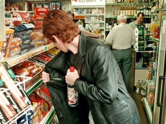 Полицейские в г. Нерехта раскрыли серию краж продуктов из магазинов В дежурную часть в один день обратились сотрудники двух торговых точек. Они сообщили, что выявили недостачу продуктов. Через день обратились продавцы еще одного супермаркета. Сотрудники уголовного розыска просмотрели камеры видеонаблюдения и установили, к краже товаров причастна одна и та же женщина. Выбирав момент, когда в торговом зале нет посетителей она складывала в свою сумку масло, сыр и рыбу, после чего выходила Полицейские установили личность злоумышленницы. Ею оказалась нигде не работающая 45-летняя костромичка, ранее судимая за аналогичные преступления Женщина призналась, что зависима от наркотиков, краденные продукты она продавала прохожим за бесценок В настоящее время в отношении подозреваемой возбуждено уголовное дело по признакам преступления, предусмотренного ч. 1 ст. 158 УК РФ кража . Кроме этого, полицейские устанавливают ее причастность к другим эпизодам преступной деятельности #мвд #кострома #угро