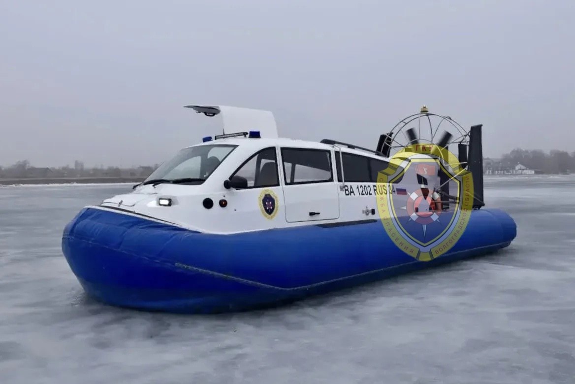 В Камышине спасли провалившегося под лед мужчину В заливе Волги напротив городской администрации сегодня утром тонул мужчина 1965 года рождения Лед треснул в 15 метрах от берега Спасатели прибыли на специальном судке Кайман 10 и вытащили пострадавшего из воды Подписаться Перейти на сайт MAX