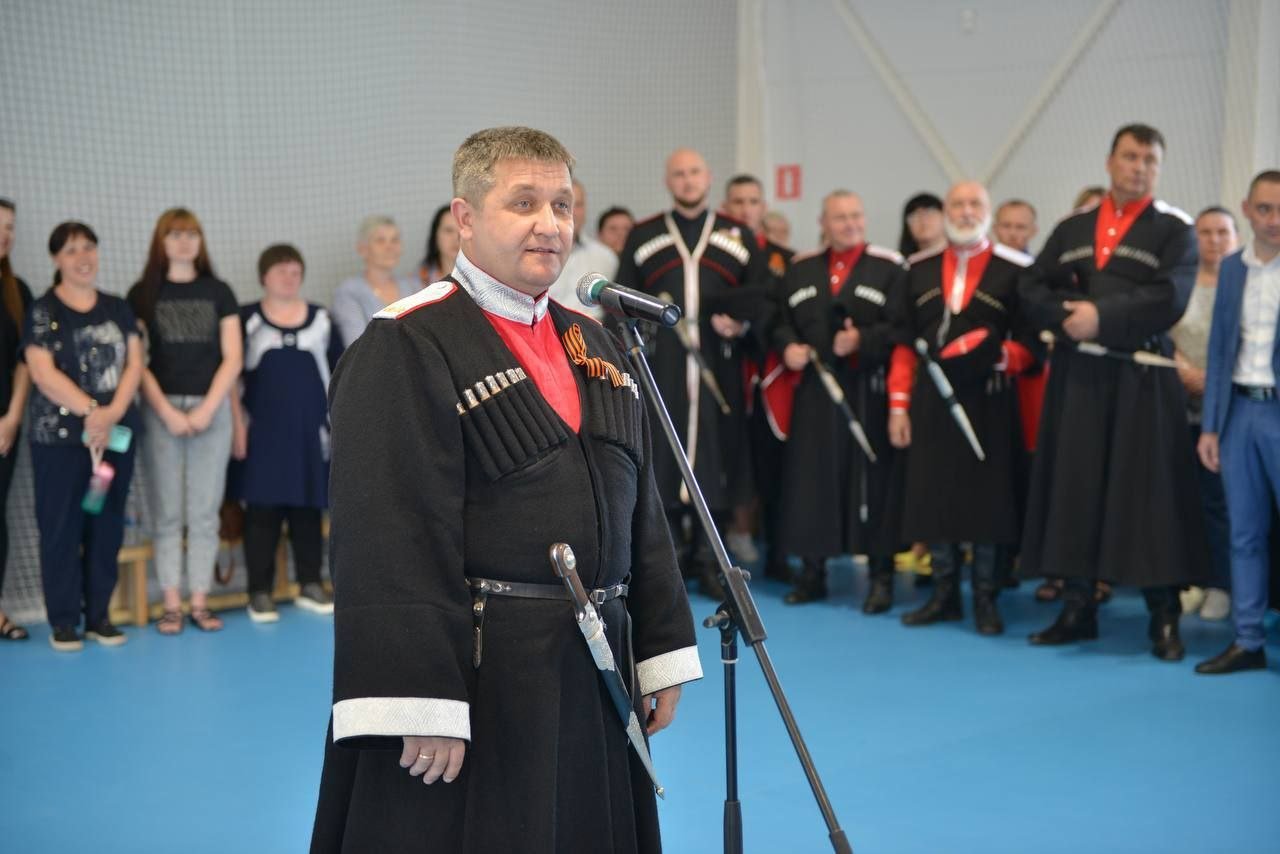 В Лабинском районе открыли модульный спортивный зал Спортивный объект в станице Чамлыкской построили по краевой госпрограмме «Развитие физической культуры и спорта». – При поддержке губернатора Кубани Вениамина Кондратьева в крае ежегодно строят и ремонтируют около 50 спортивных объектов. Благодаря этому становится больше тех, кто систематически занимается физкультурой и спортом, растут будущие чемпионы. Мы регулярно видим победы и достижения кубанцев на всероссийских и международном состязаниях. Желаю нашим спортсменам успехов и покорения новых спортивных вершин, – отметил вице-губернатор Краснодарского края, атаман Кубанского казачьего войска Александр Власов.