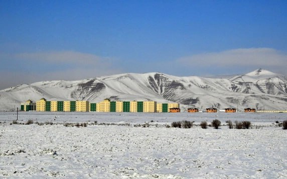 Железнодорожным долгостроем в Туве заинтересовались иностранные инвесторы К реализации проекта строительства железной дороги Курагино Кызыл с продлением ее до границы с Монголией могут присоединиться монгольские и китайские компании Эта дорога должна стать частью Центрально евразийского транспортного коридора ЦЕТК который соединяет Россию западные аймаки Монголии с Синьцзян Уйгурским автономным районом СУАР КНР О переговорах и условиях сотрудничества с потенциальными иностранными инвесторами в кулуарах Транспортной недели рассказал спецпредставитель главы Тувы Владимир Донских По его словам в начале декабря в Иркутске пройдет первый Форум регионов Монголии и России где правительство республики планирует заключить с монгольской Чингис Хаан Групп партнер China Railways рамочное соглашение о сотрудничестве в развитии инфраструктуры на территории Тувы