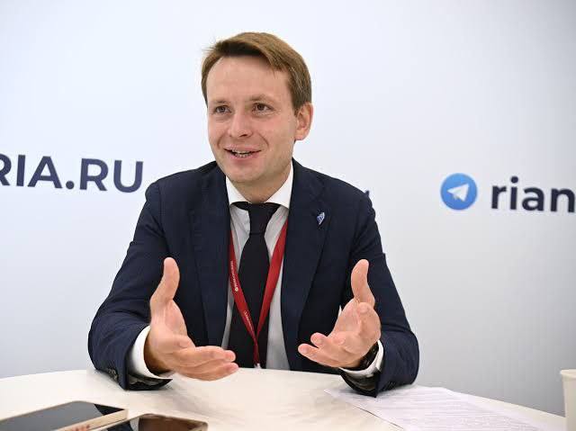 Ректор ДВФУ Борис Коробец - вошел в ТОП наиболее высокооплачиваемых руководителей вузов в России Согласно данным, предоставленным ДВФУ, годовой доход ректора Коробца составляет примерно 870 тысяч рублей в месяц. Это один из самых высоких показателей среди руководителей российских вузов. На Дальнем Востоке только один ректор ВУЗа,ю имеет зарплату больше Коробца — это ректор Северо-Восточного университета в Магадане Татьяна Брачун. Её среднемесячная зарплата составляет 1,2 миллиона рублей. Зарплаты проректоров ДВФУ тоже высоки и колеблется в диапазоне от 700 до 800 тысяч рублей. В университете 14 проректоров.