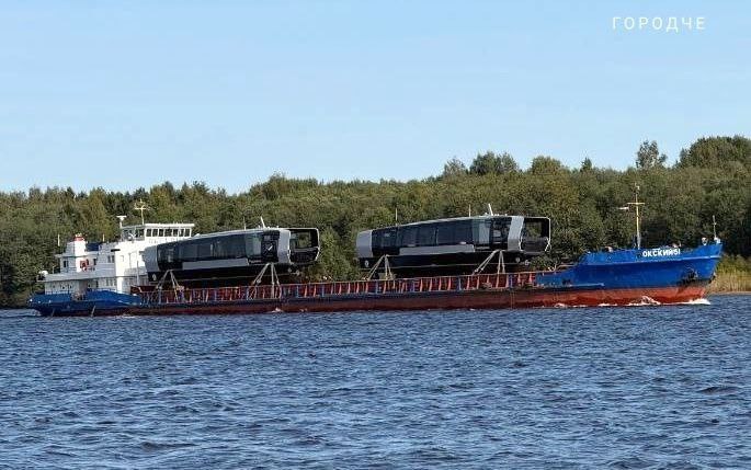 В Череповце в 2026 году запустят речной трамвай Не путать с катамараном Для трамвайчика построят понтонные причалы и береговые зарядные станции Проект реализует правительство области при поддержке АФК Система Контракт на поставку заключен на воду речной транспорт планируют спустить в сезон навигации 2026 года Сейчас закупают необходимую инфраструктуру   Городче в MAX