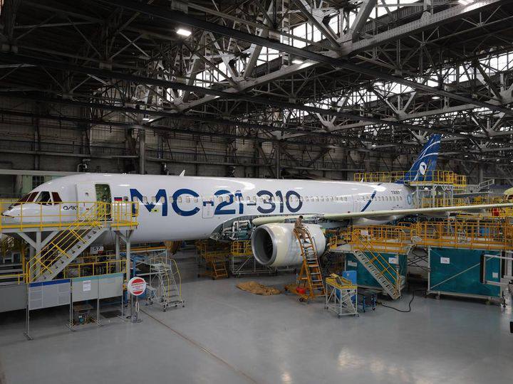 Импортозаместили — но тяжеловато: первый полностью «российский» МС-21 потерял в дальности и набрал в весе  Объединённая авиастроительная корпорация  ОАК  объявила о завершении сборки первого полностью импортозамещённого пассажирского самолёта МС-21. Все ключевые узлы и системы — от шасси до двигателей — заменили на отечественные. Однако вместо технологического прорыва проект пока напоминает анекдот про самолёт из чугуна: из-за замены импортных композитов масса лайнера выросла на шесть тонн, а дальность полёта упала более чем вдвое — с 6 000 до 2 800 км.  На заводе уверяют, что уже начали приёмо-сдаточные испытания борта №0013, последнего из опытной серии. Первый полёт ожидается в августе, а сертификацию надеются завершить к концу 2026 года. Главный покупатель — «Аэрофлот».  По словам вице-премьера Мантурова, укоротить фюзеляж решили из-за переизбытка веса — теперь салон вмещает 140–170 человек вместо 211. Заодно и цена взлетела на 65%: с 4,6 до 7,6 млрд рублей. При этом характеристики всё ещё не дотягивают до первоначальных обещаний.     / Реклама