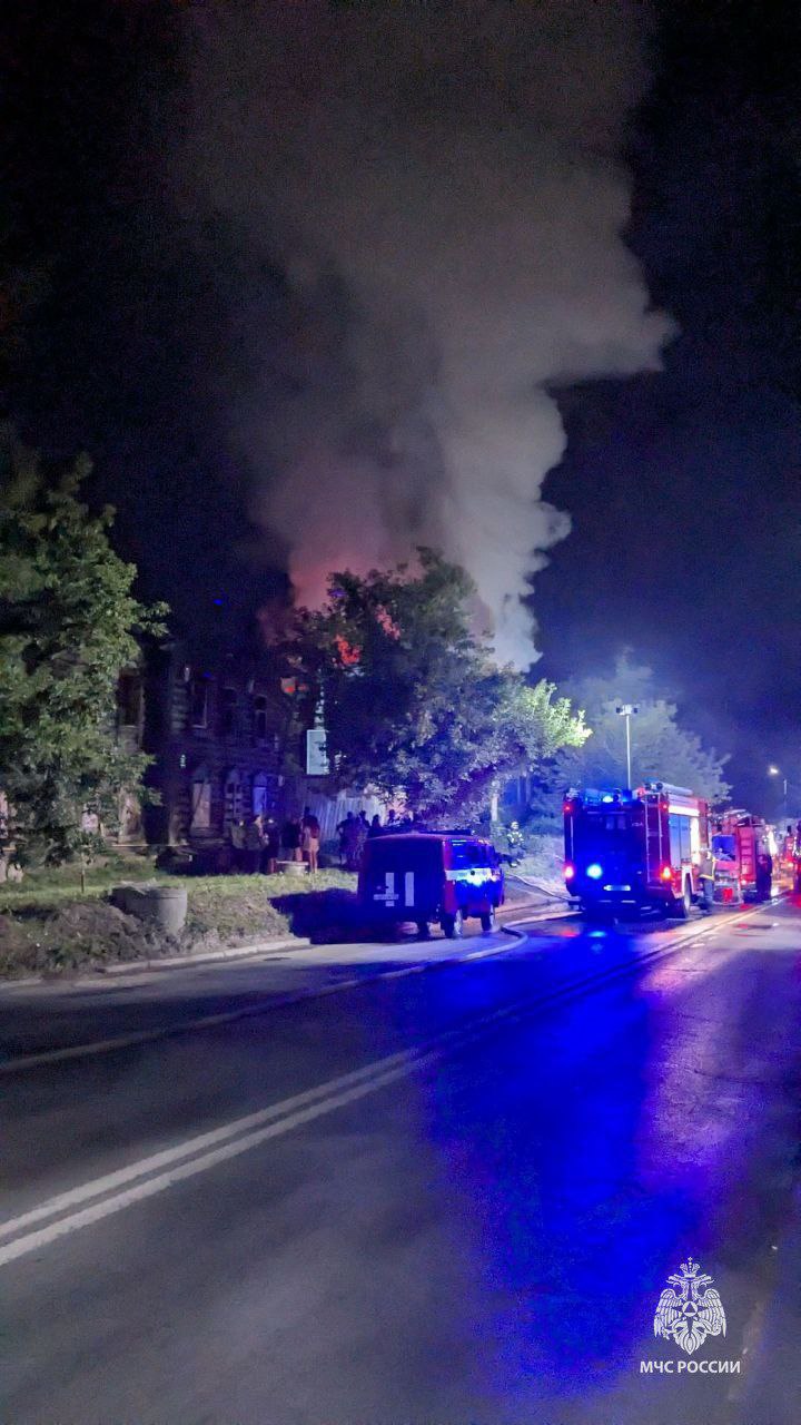  В Уфе в крупном пожаре погибли два человека Трагедия произошла в Нижегородке. Загорелась крыша деревянного двухэтажного дома по ул. Вагонная. В течение шести минут на месте уже были спасатели МЧС по республике. За это время эвакуировались шесть человек. Во время тушения были найдены тела мужчины и женщины. Начата проверка.