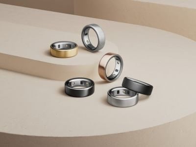 Умное кольцо Oura Ring теперь предупреждает о болезни  Умное кольцо Oura Ring теперь может определять первые признаки болезни, все благодаря функции Symptom Radar. Теперь оно предупреждает владельца о первых симптомах простуды.  Кольцо анализирует ключевые показатели: частоту сердечных сокращений в покое, температуру тела и частоту дыхания. Исследования показывают, что эти параметры меняются за 2 дня до того, как человек почувствует первые признаки болезни. Если кольцо обнаружит отклонения, пользователь получит уведомление в приложении с рекомендацией отдохнуть или предупредить начальство о больничном    Разработчики предупреждают: Symptom Radar не гарантирует стопроцентной точности. Возможны ложные срабатывания, так что воспринимать данные следует с осторожностью.  Функция появится на всех Oura Ring Gen 3 и Oura Ring 4 уже 11 декабря.   Ранее мы рассказывали, что Apple Watch теперь предсказывают болезни      Как думаете, сейчас все производители добавят такую фишку или нет?